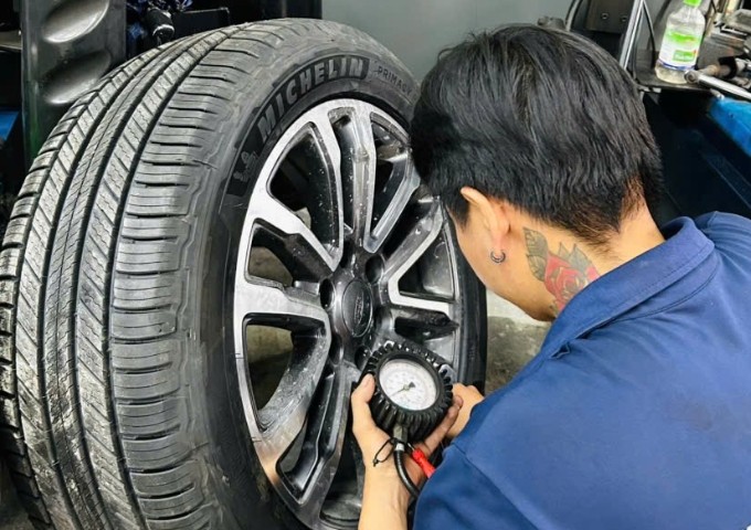 Nên bơm áp suất lốp xe ô tô bao nhiêu?